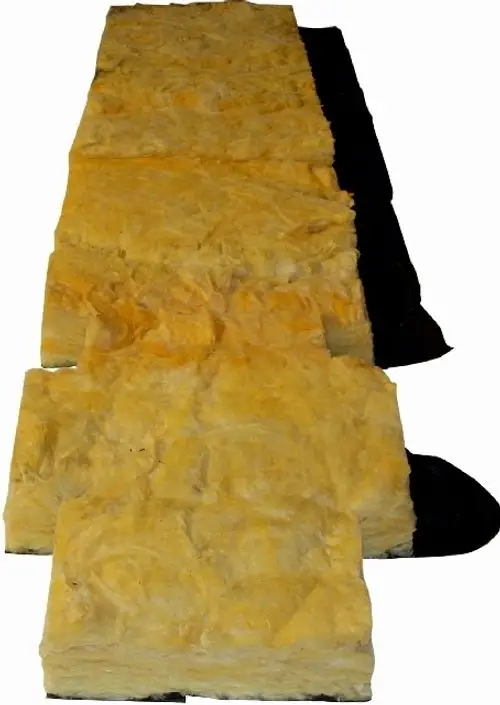 Wärmedämmung in Form von gelben Platten, angeordnet in Längsrichtung, mit einer schwarzen Unterseite, hergestellt von Wolf.